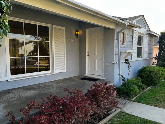 Building Photo - 3 Bed 2 Bath Home For Rent in an Excellent...