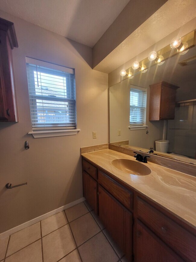 Building Photo - (2) Bed/(2) Bath w/ Storm Shelter Avail NOW!