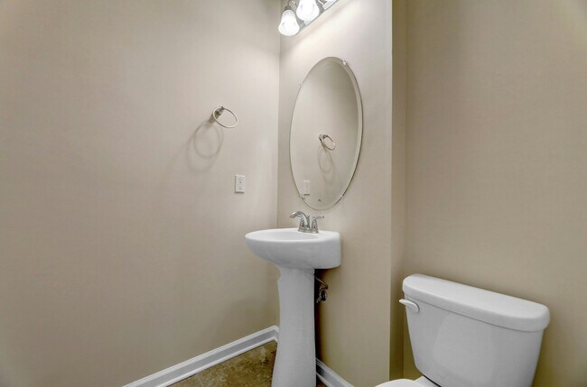 Building Photo - 704 Cottonwood Ct