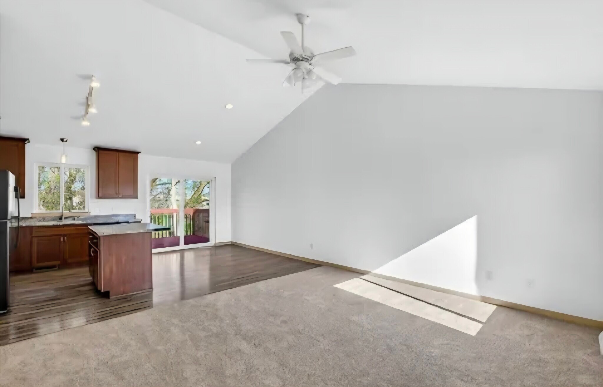 Building Photo - 823 Thompson Dr
