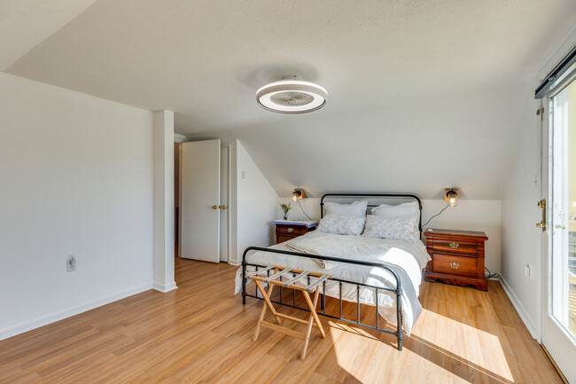 Upstairs bedroom with balcony - 21392 Lakeshore Dr