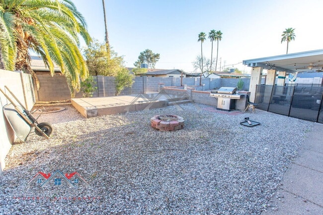 Building Photo - 1735 W Pampa Ave