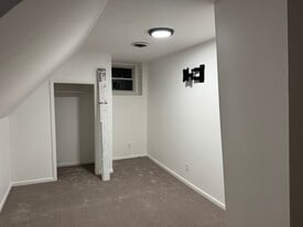 Building Photo - 520 Saratoga Rd