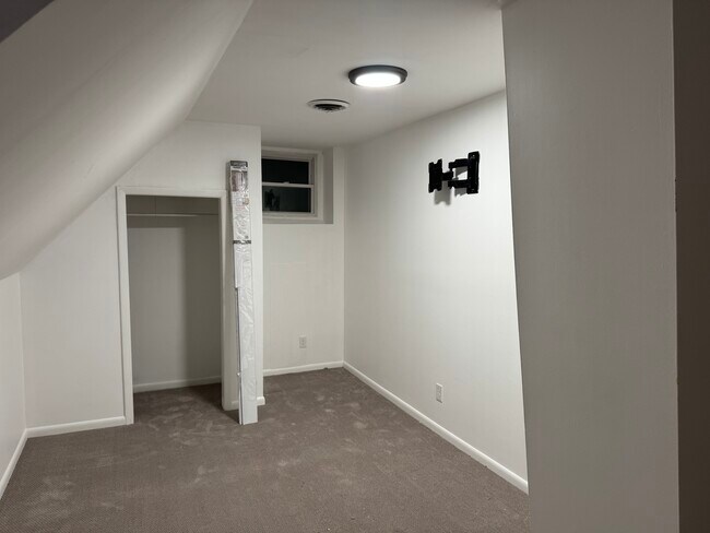 Building Photo - 520 Saratoga Rd