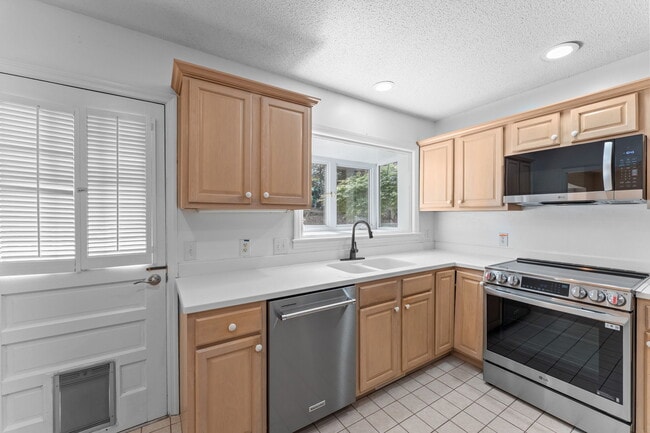 Building Photo - 1055 Inverness Rd