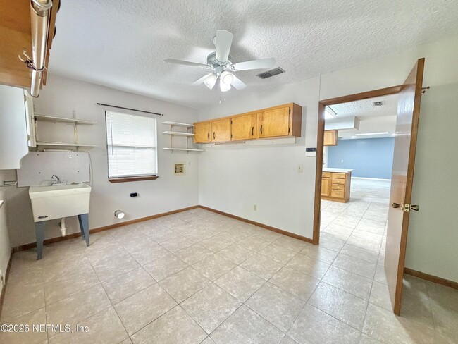 Building Photo - 3990 Clearwater Ln