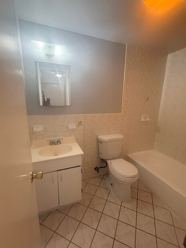 Building Photo - 592 Bramhall Ave