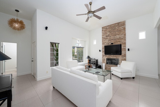 Building Photo - 30106 Avenida Alvera