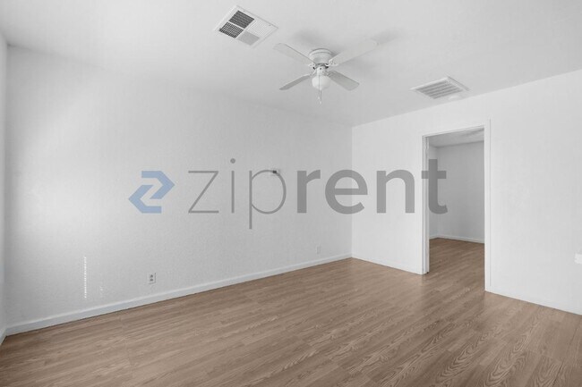 Building Photo - 2749 Fairfield St