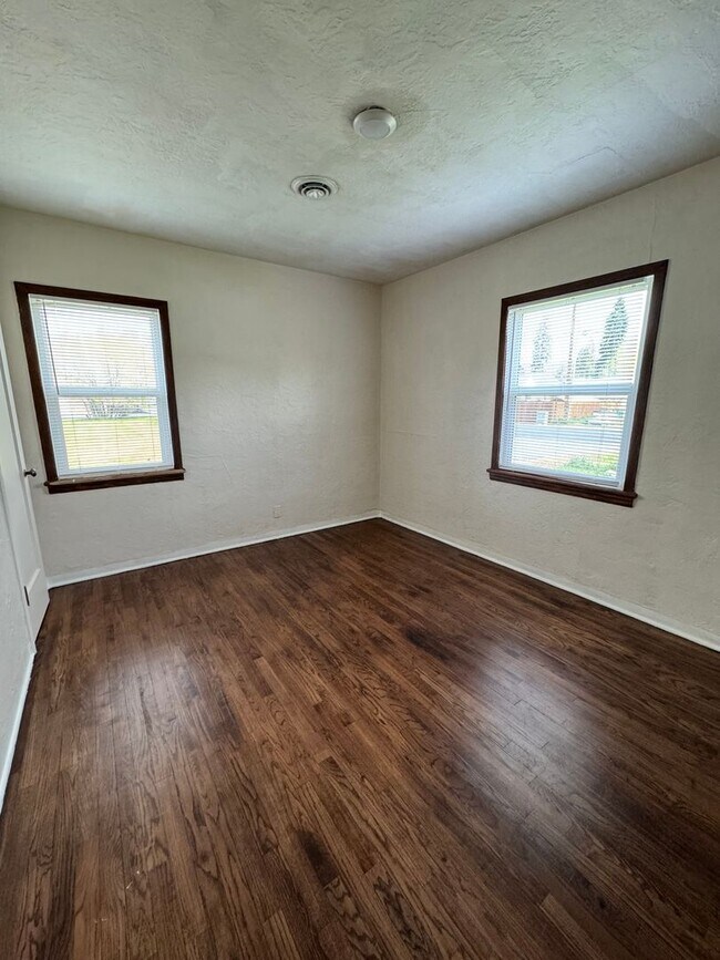 Building Photo - 2 Bedroom, 1 Bath with garage. Water and Sewer included in monthly rent!