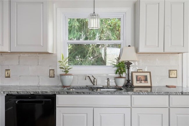 Building Photo - 40 Paolino St