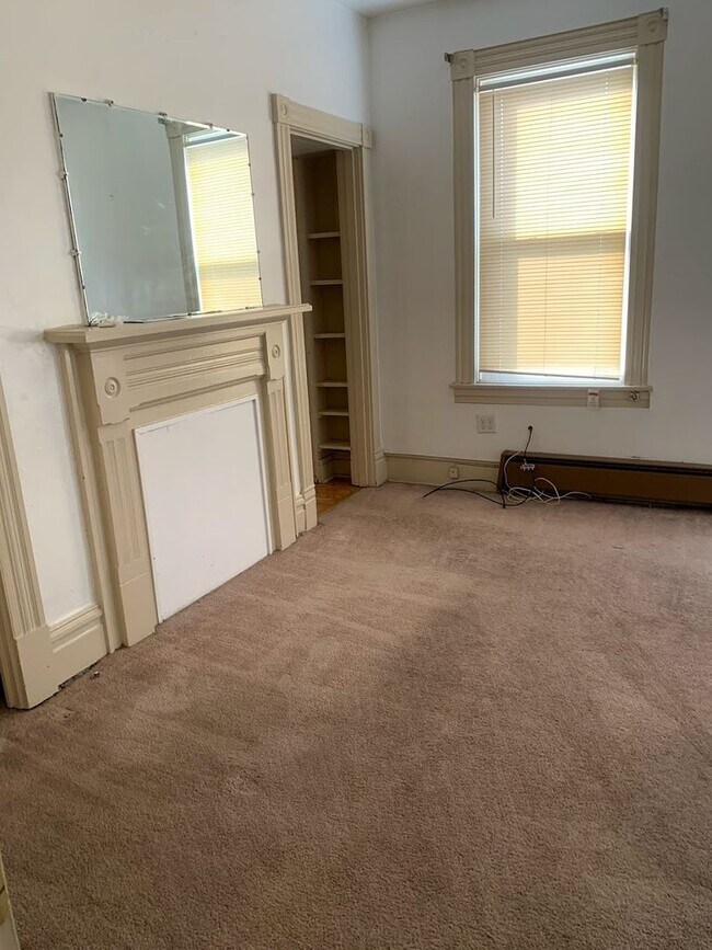 Building Photo - 2/1 Apartment in Highland Park - Available Now!