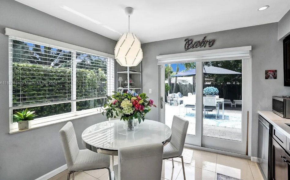 Building Photo - 1001 NE 17th Ct