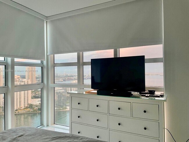 Building Photo - 950 Brickell Bay Dr