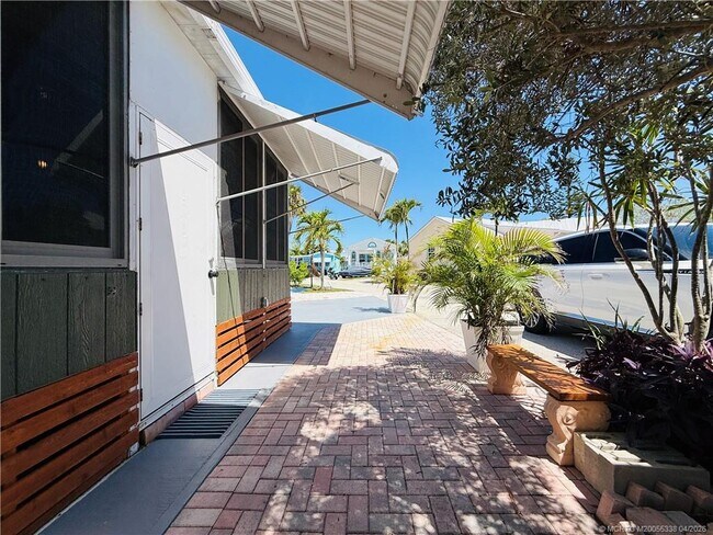 Building Photo - 10851 S Ocean Dr