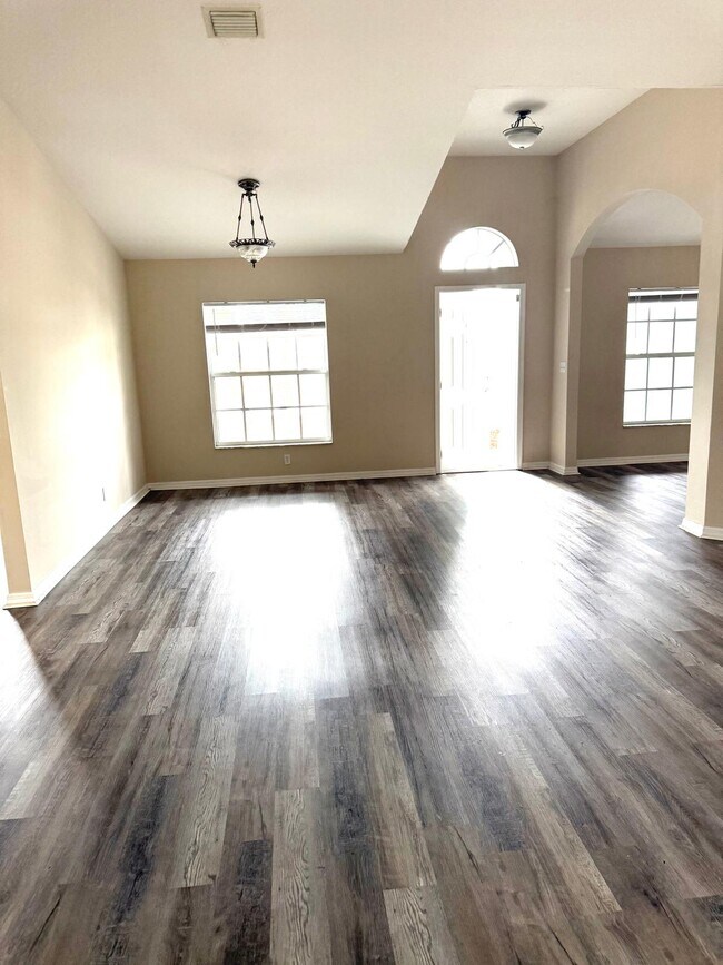 Building Photo - 549 SW Prater Ave