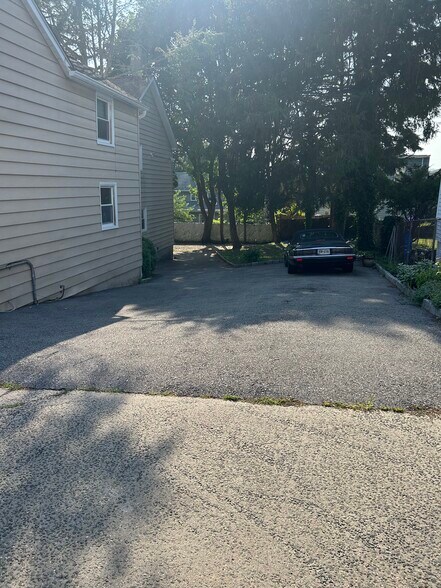 Driveway - 28 S Eckar St