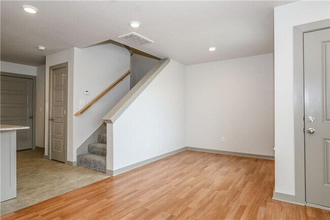 Building Photo - 3410 SW Vel Mews
