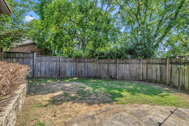 Building Photo - Beautifully maintained and move-in ready 5BR home with a basement
