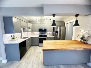 Building Photo - 321 Sandtree Dr