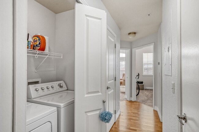 Building Photo - Beautiful Updated 2-bedroom Condo in highly desirable Mayfair-Lowry Location! 1-month free rent- ...