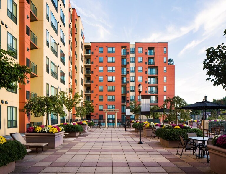 courtyard2 - Merritt River Apartments