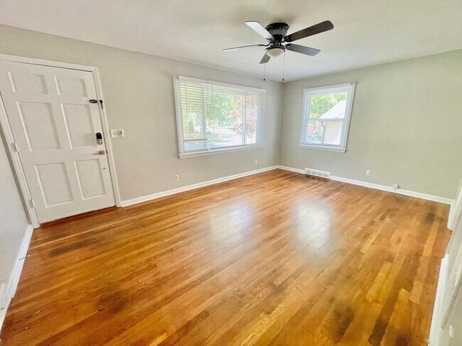Building Photo - Beautiful 3 Bed 1 Bath Home Located near target shopping center off of Battleground in desirable ...