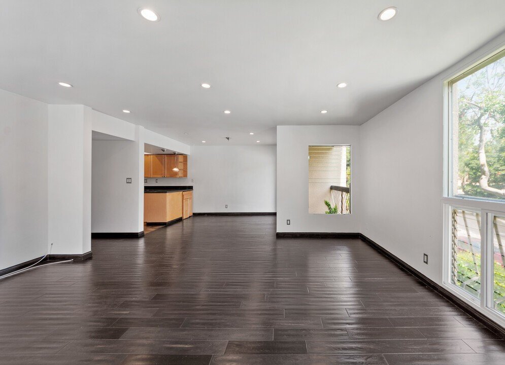 Building Photo - 5650 Cambridge Way