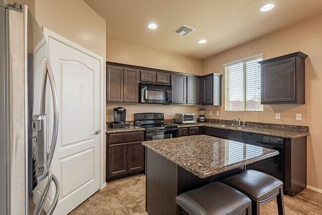 Building Photo - Spacious 3-Bed, 3-Bath Tucson Condo w/ Gar...