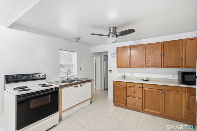 Building Photo - 1565 Byam Rd