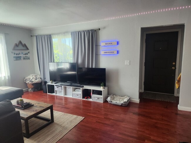 Building Photo - Spacious Lower Level Unit In Beautiful Manette