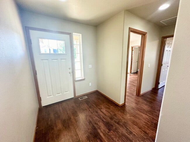 Building Photo - Spacious 3 Bedroom 2 Bathroom Home Now Available