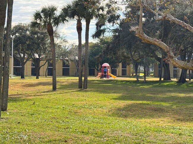 Building Photo - 410 Meadows Cir