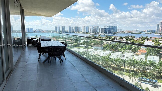 Building Photo - 18975 Collins Ave