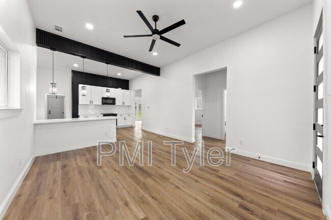 Building Photo - 1259 Bonham St