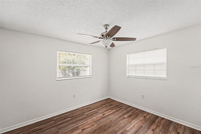 Building Photo - 1290 Amberlea Dr E