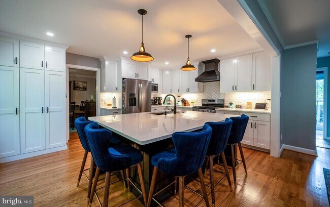 Building Photo - 2235 Abbotsford Dr