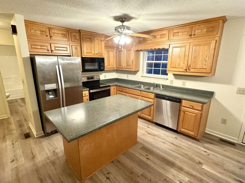 Building Photo - 863 Woodland Dr