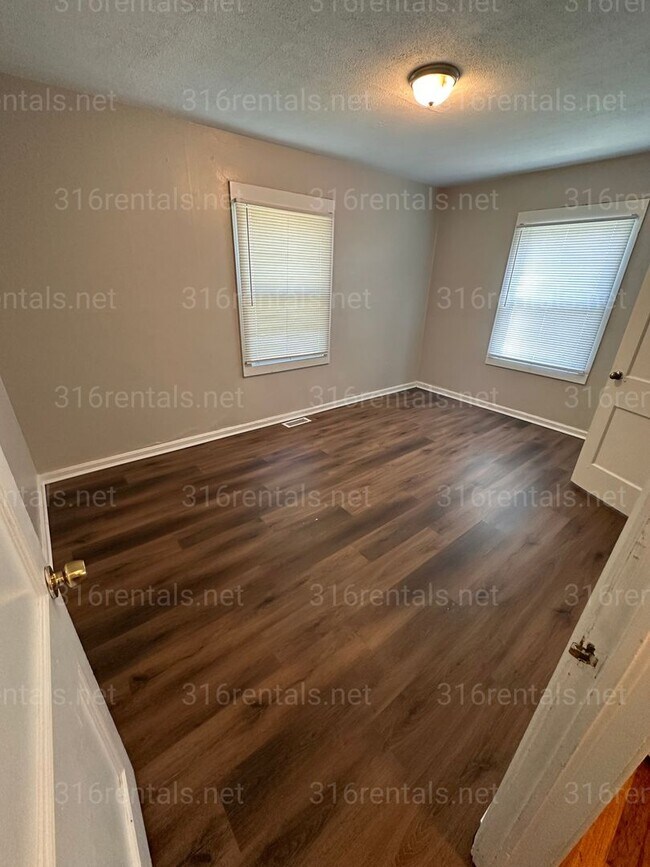 Building Photo - $950 - 2 bedroom / 1 bathroom home with a bonus loft!