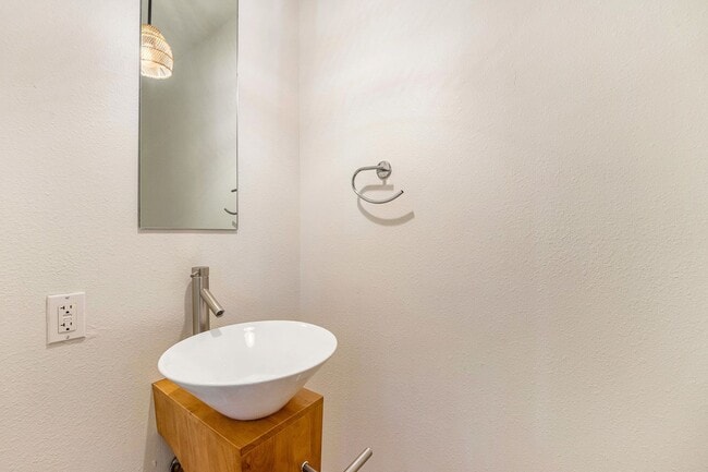 Building Photo - 2bed/1.5 bath Stylish Condo in LoHi