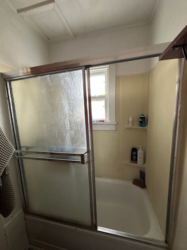 Building Photo - 924 Drake St