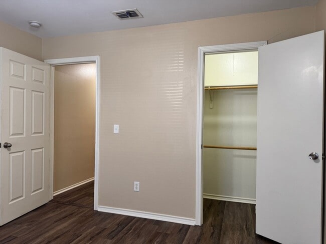 Building Photo - 16011 Echo Glen Dr