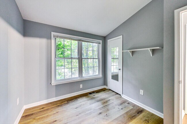 Building Photo - Beautifully maintained end unit Townhouse located in Stonebridge subdivision!