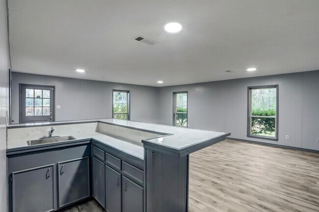 Building Photo - 10407 Fairview Dr
