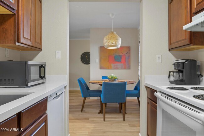 Building Photo - 7625 Camelback Rd