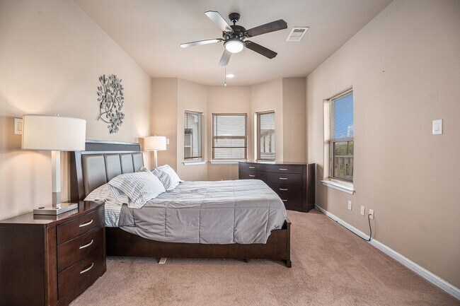 Building Photo - 1333 N Meyer Ave