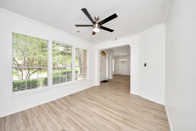 Building Photo - 7130 Glenwood Dr