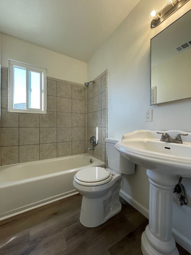 Building Photo - Centrally Located, Nicely Updated Througho...