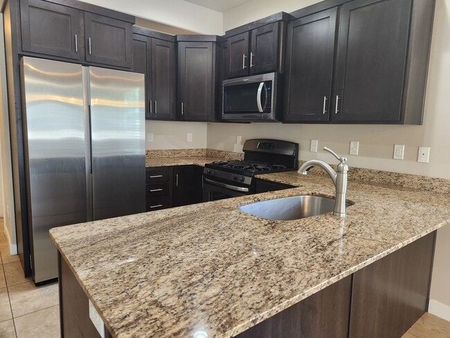 Building Photo - End Unit Townhome Available for Rent July 1st