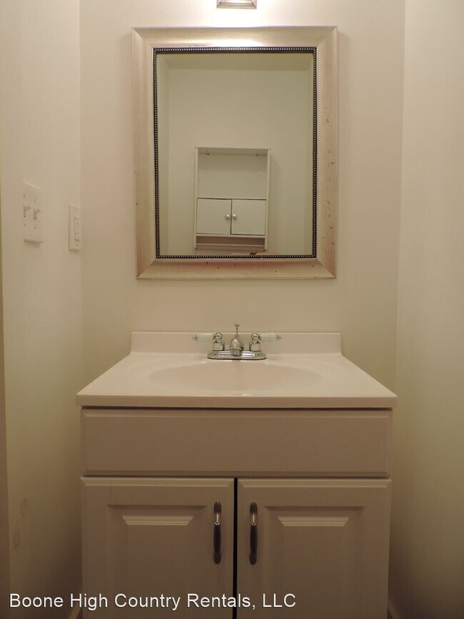 Building Photo - 3 br, 1.5 bath House - 407 Meadowview Drive